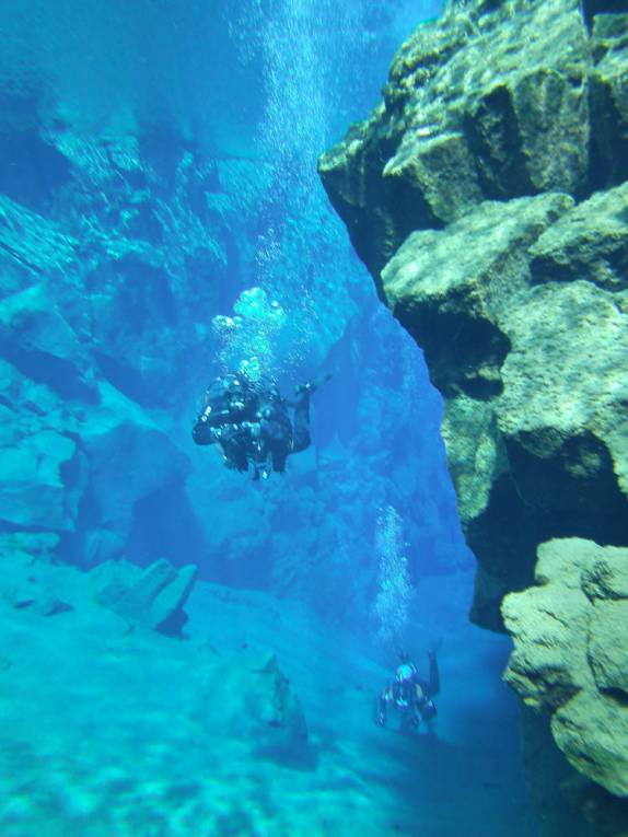 Final do emocionante e gelado mergulho (2 graus!!!) na Silfur Hellir, a fenda que divide a Europa da América, no Parque Nacional Thingvellir, na Islândia
